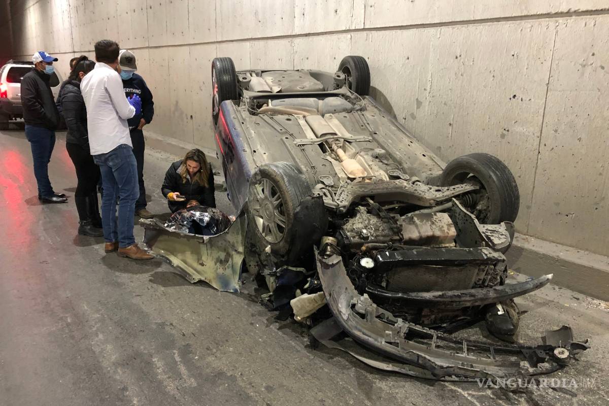 Vuelca pareja por presunto ‘cerrón’ al sur de Saltillo