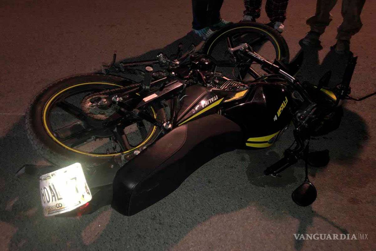 $!Manda a volar a motociclistas e impacta casa