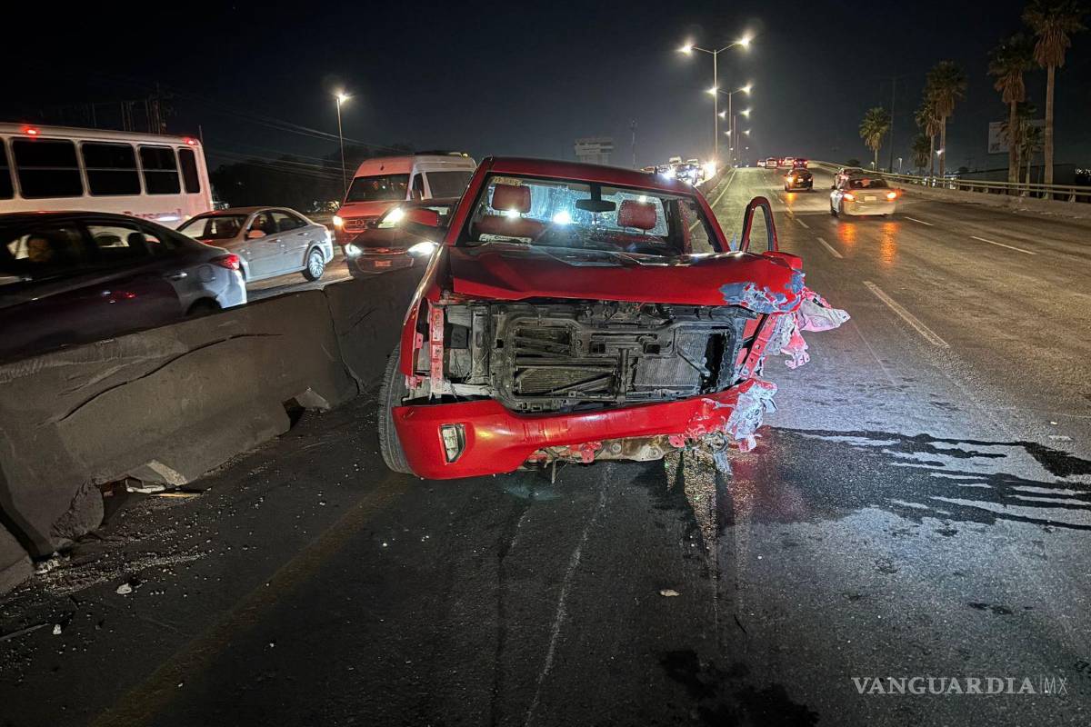Destroza su camioneta al impactarse contra ballena vehicular en Saltillo; conductor abandona el lugar