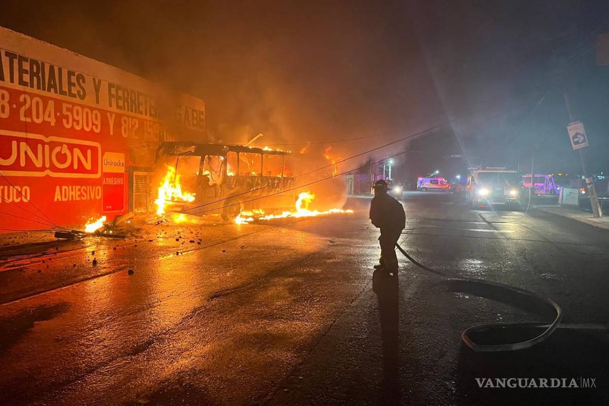 Incendio consume unidad de transporte de personal en Nuevo León