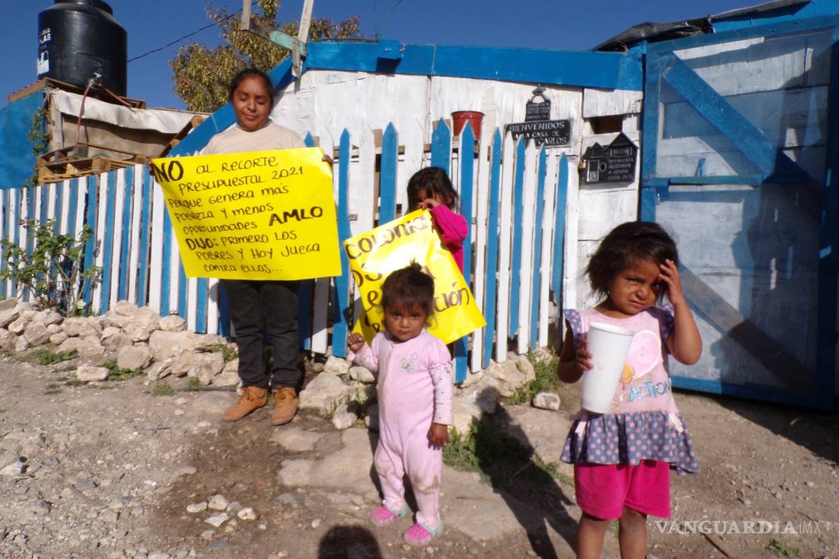 $!Con pancartas sectores marginados de Saltillo salen a reclamar por recorte al presupuesto para Coahuila