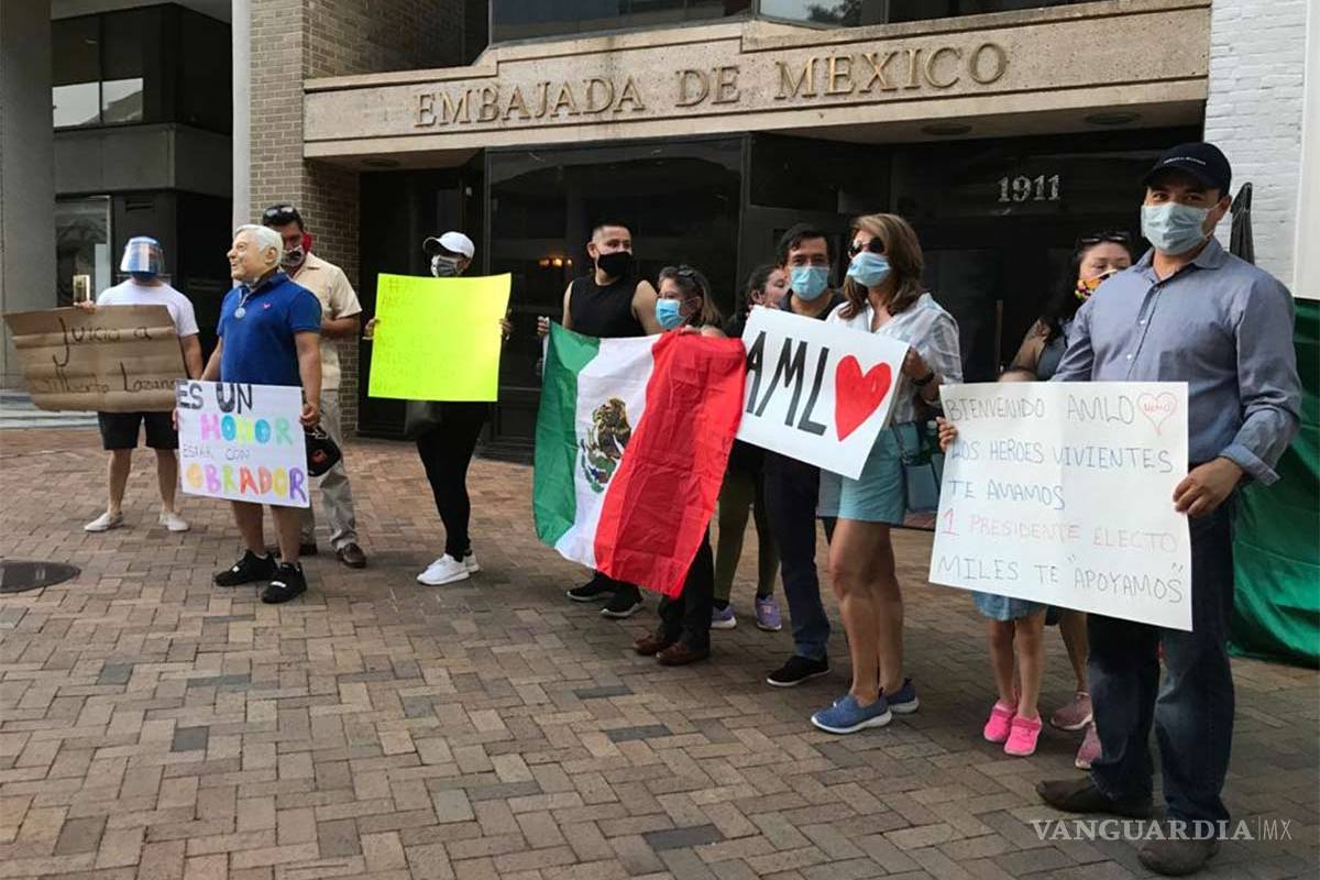 Mexicanos en EU reciben con pancartas a AMLO desde la embajada