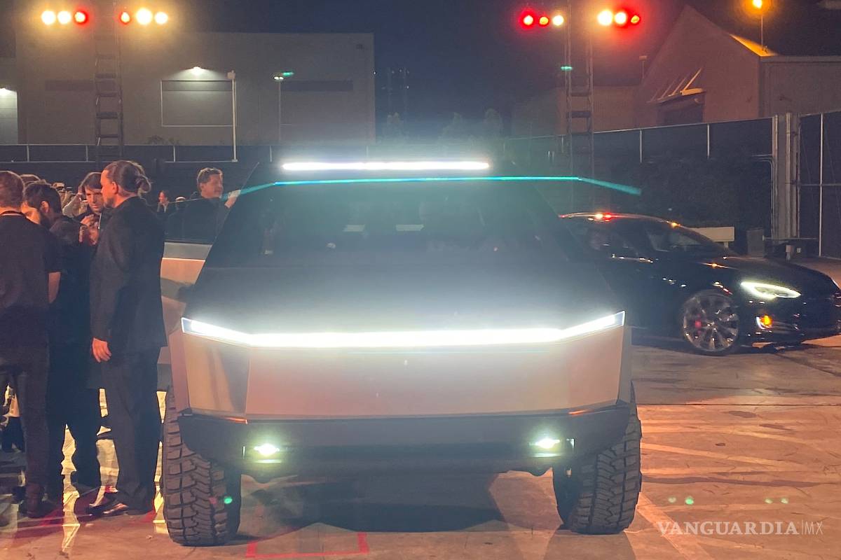 Elon Musk se lleva una señal de tránsito en Los Ángeles al conducir su Cybertruck