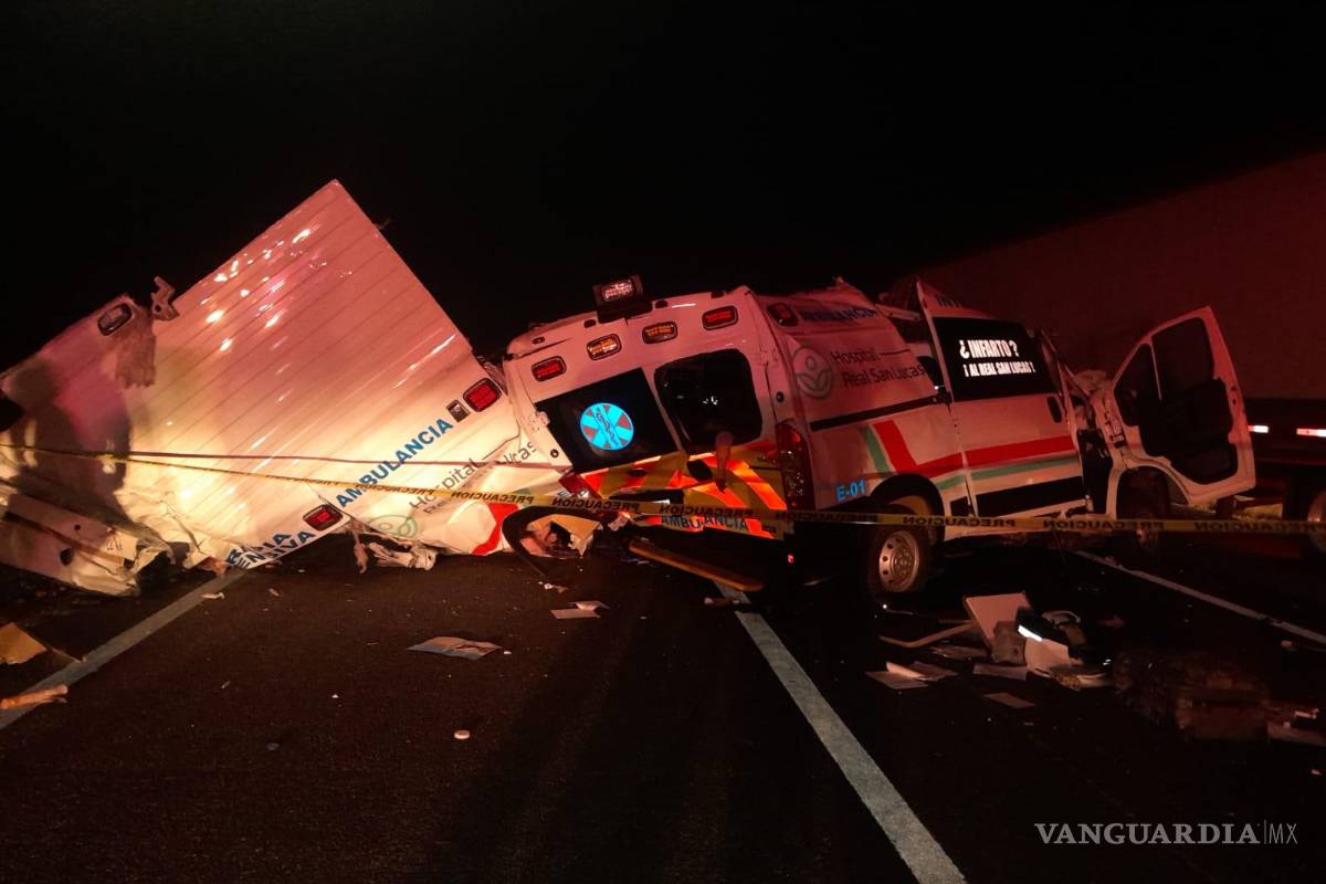 Choca ambulancia contra caja de tractocamión en Nuevo León, hay cuatro muertos