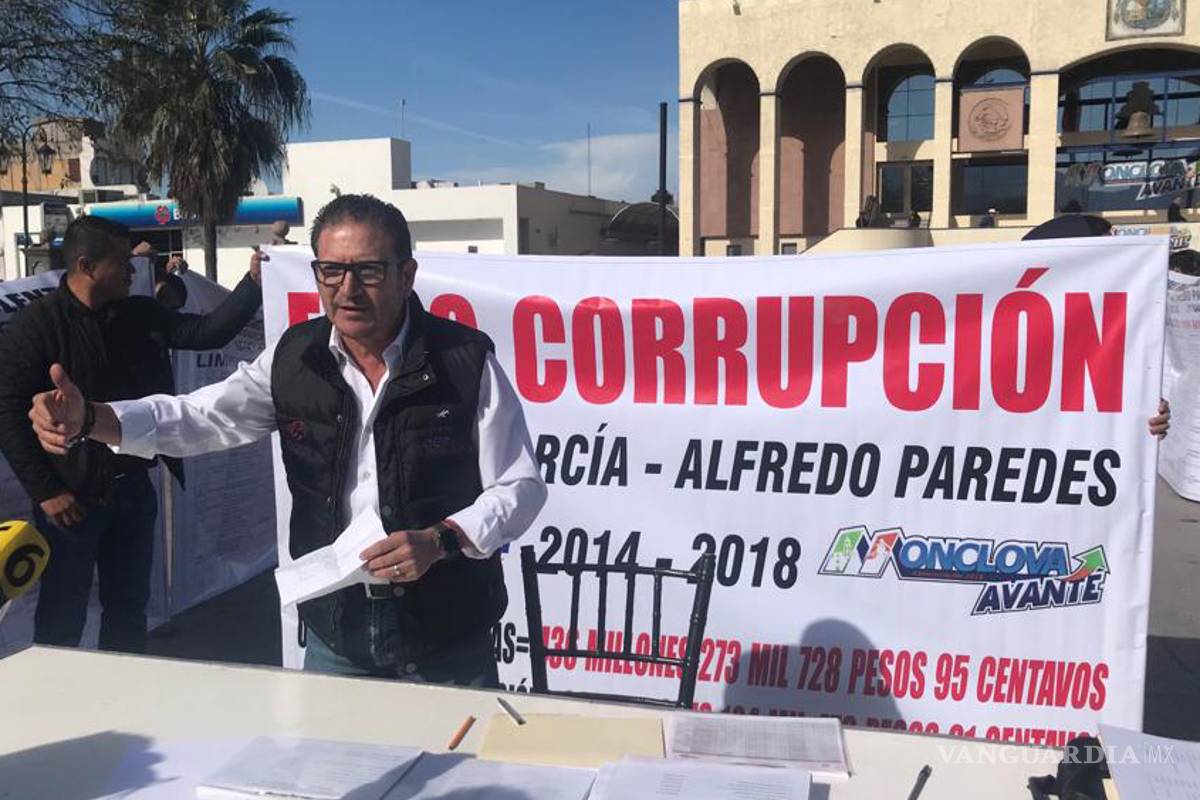 Regidor independiente César Flores realiza una "Expo Corrupción" en Monclova