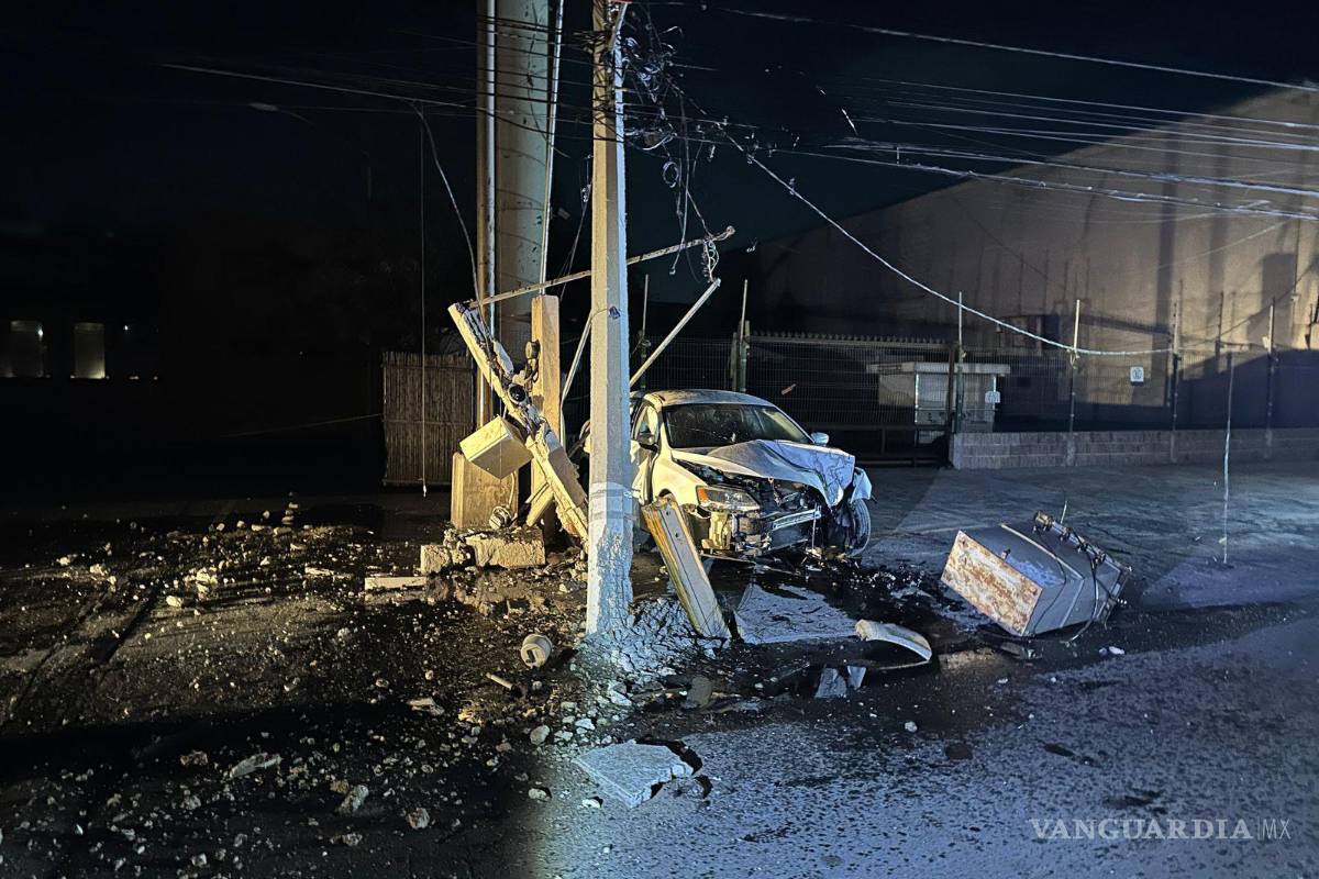 Acelerado derriba poste de luz y causa apagón en Saltillo; destroza su auto