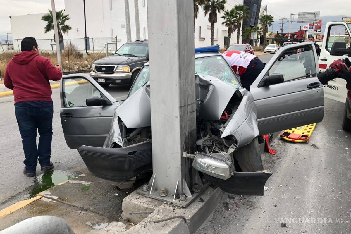 Persona termina prensada tras choque contra señalamiento en Saltillo