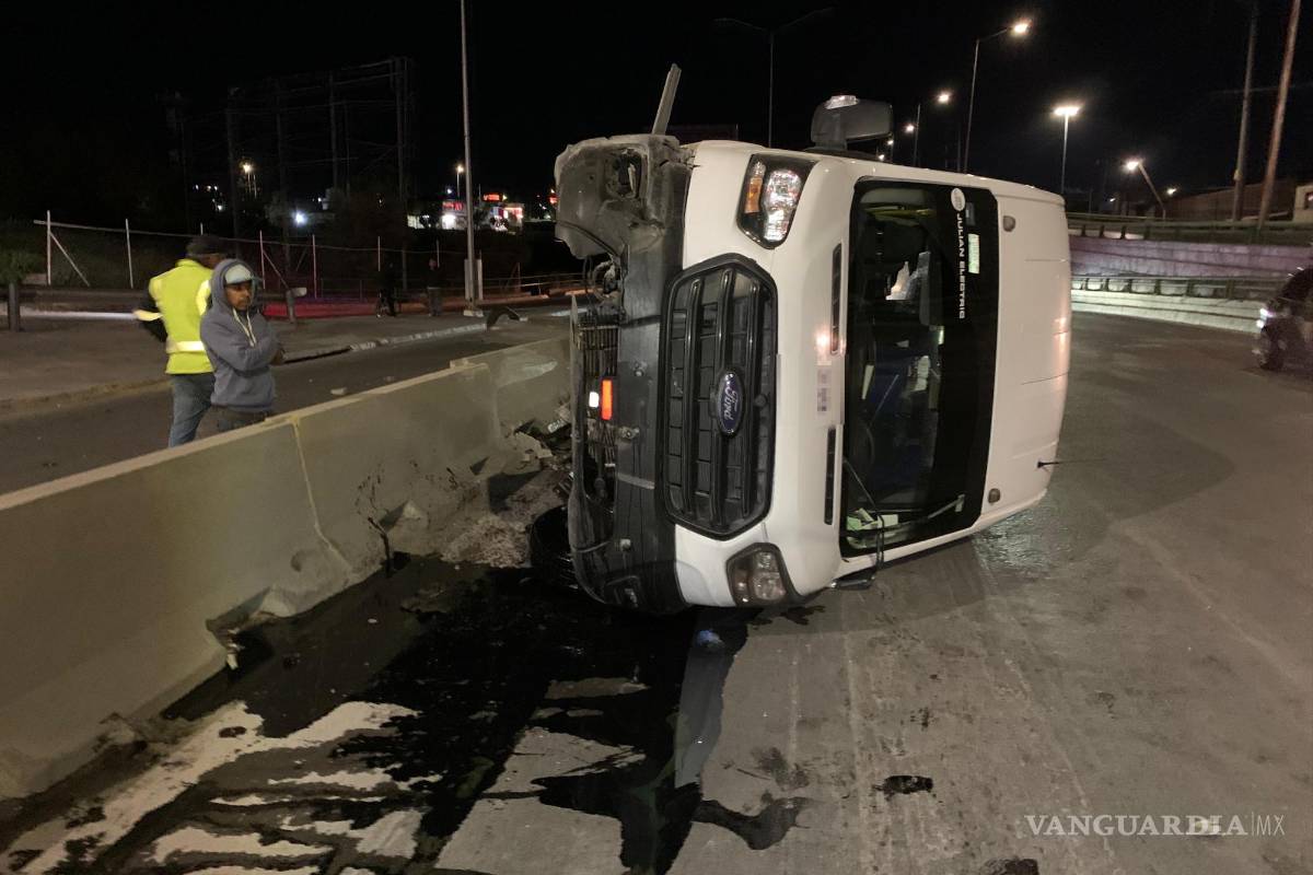 $!La vagoneta de transporte de personal quedó volcada tras el fuerte impacto de la camioneta.