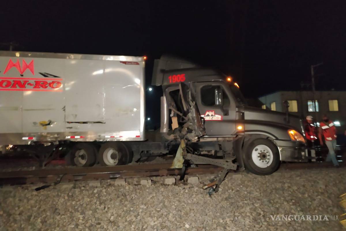 Saltillo: imprudente trailero se le atraviesa al tren