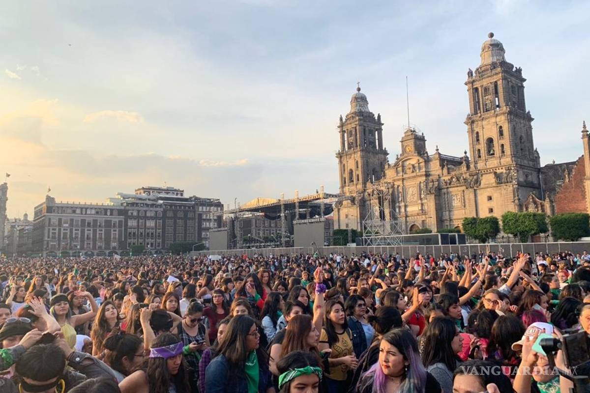 'Y la culpa no era mía, ni dónde estaba, ni cómo vestía': mujeres protestan contra la violencia de género con performance en el Zócalo