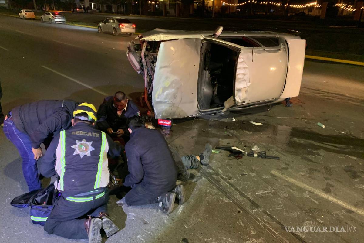 Conductor vuelca sobre el bulevar Fundadores de Saltillo tras impactarse contra las ballenas