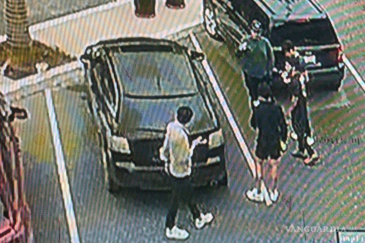 Captan a júniors robando cono vial y rayando un vehículo en plaza comercial al norte de Saltillo (video)