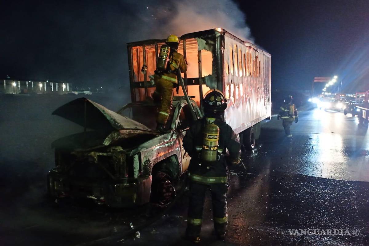 Arde camión en Ramos Arizpe; llevaba tapetes