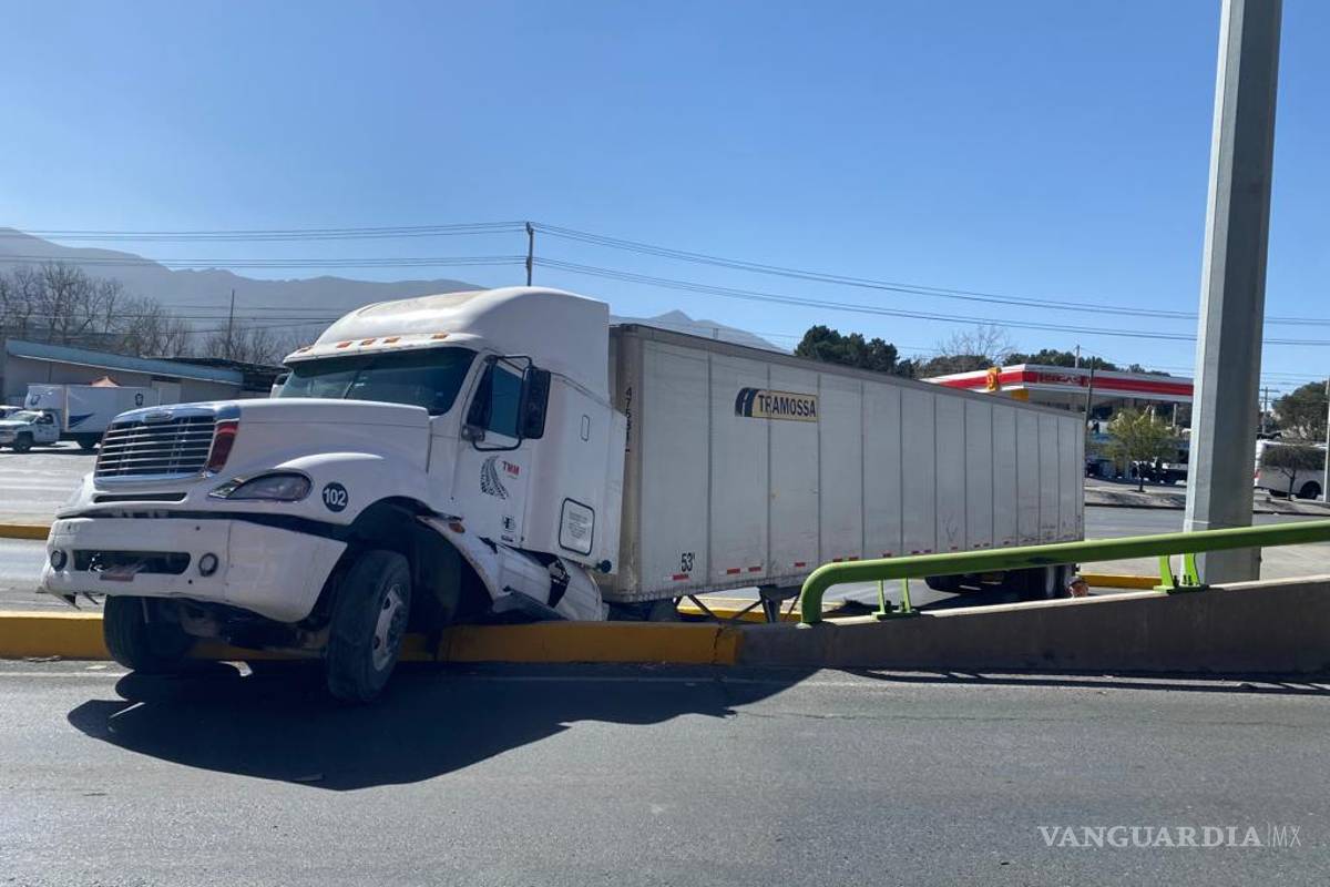 Por descuidado deja su tráiler atravesado en Fundadores