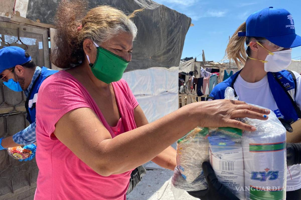Reparten despensas y kits sanitizantes en 80 colonias vulnerables de Torreón