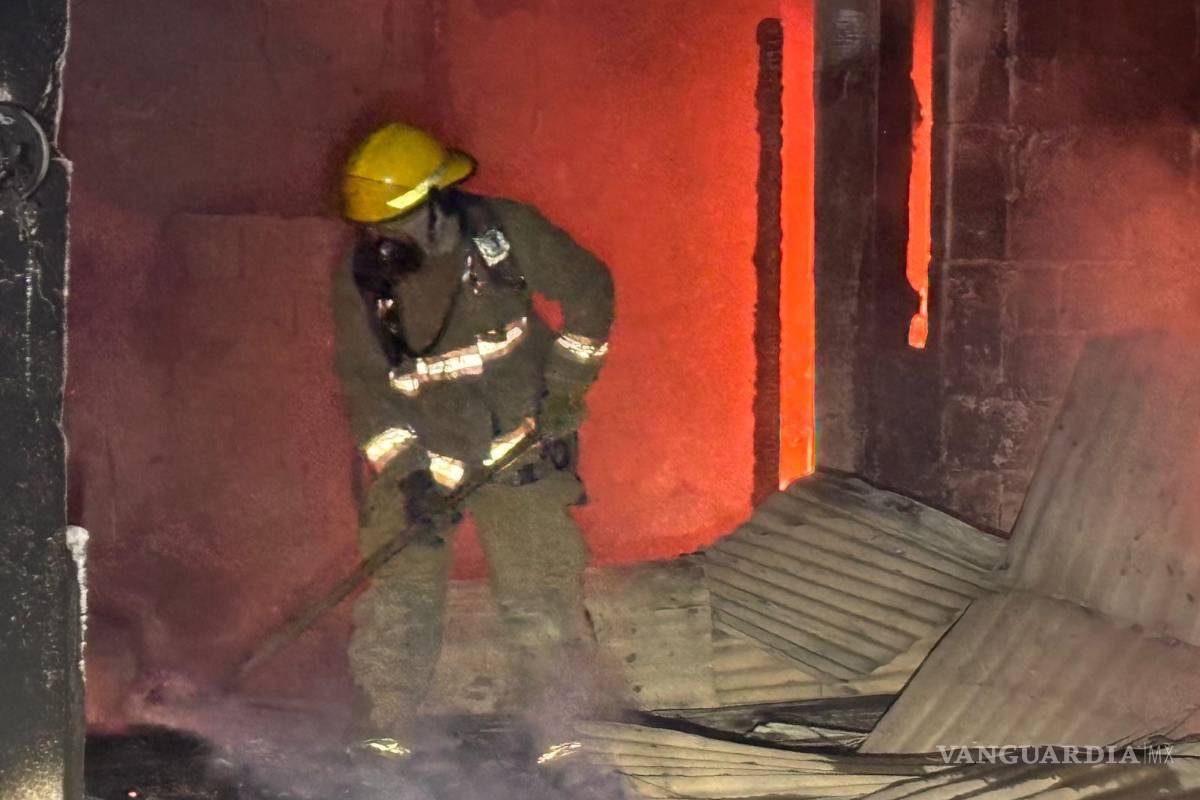 $!El taller quedó reducido a cenizas, con daños totales en su interior.