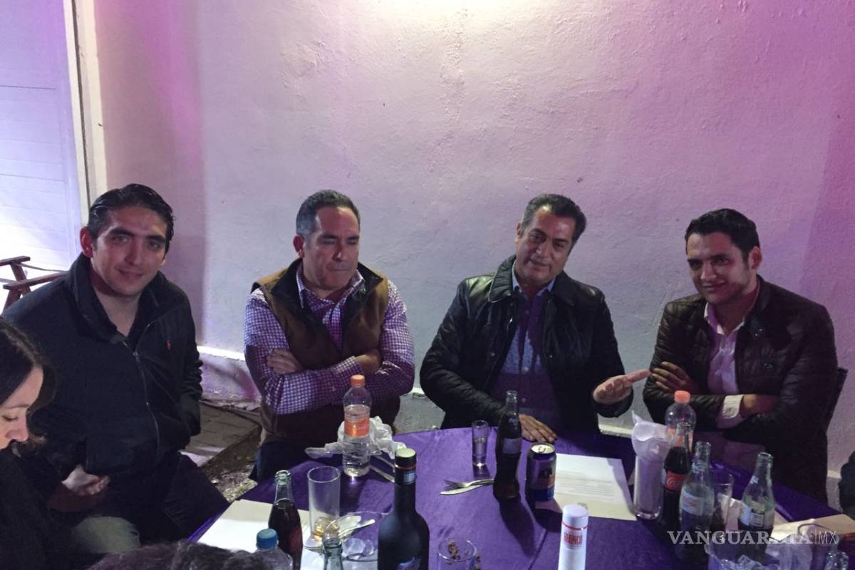 Celebra ‘Bronco’ posada junto a los Oceguera