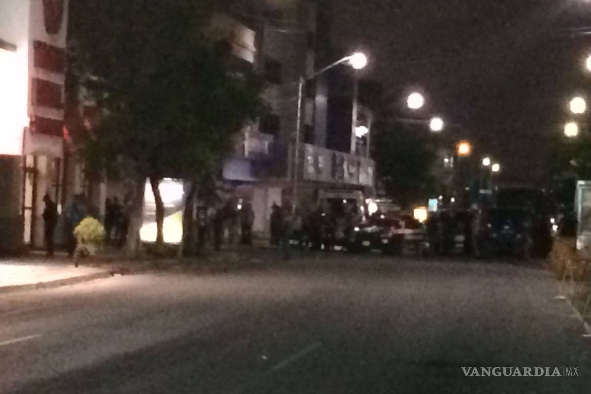 Asalta hombre restaurante en Monterrey y toma rehén