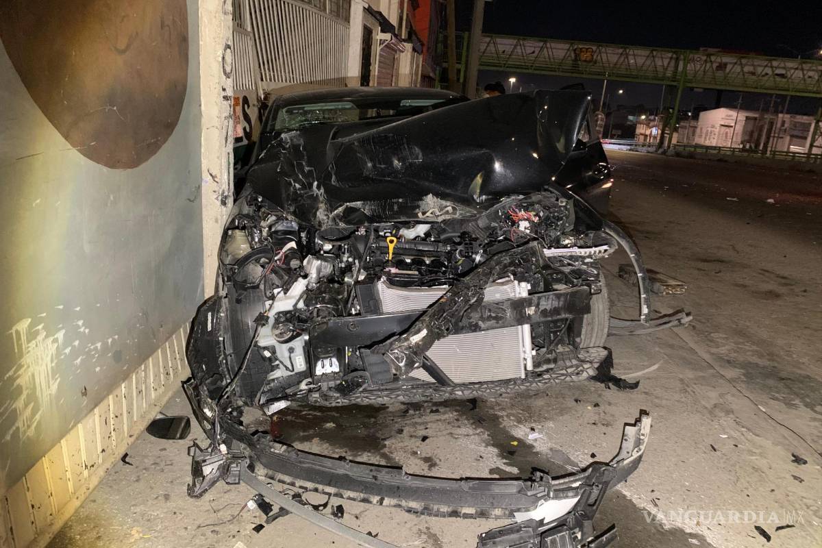 Saltillo: conductora ebria choca contra dos vehículos y destroza su auto al estrellarse en un negocio