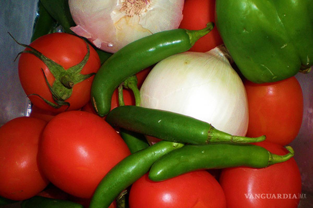 Golpe a la canasta básica... alzas de hasta 131% en chile, cebolla y tomate afectan economía familiar