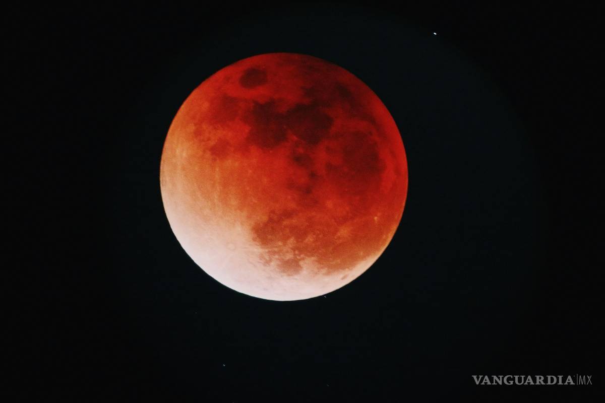 $!La Luna de Sangre ocurre cuando la Tierra se interpone entre el Sol y la Luna.