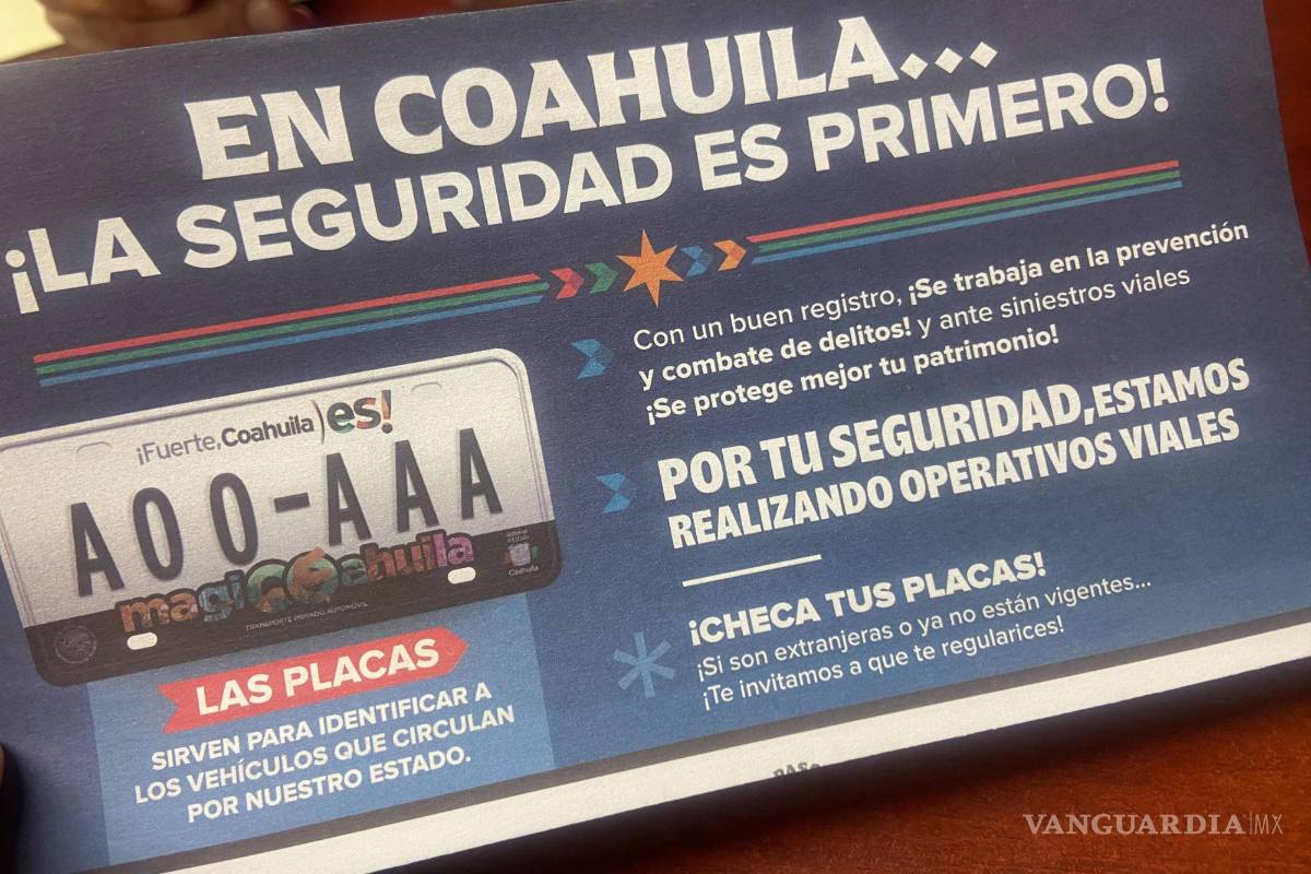 $!Conductores reciben folletos informativos sobre la regularización de placas.