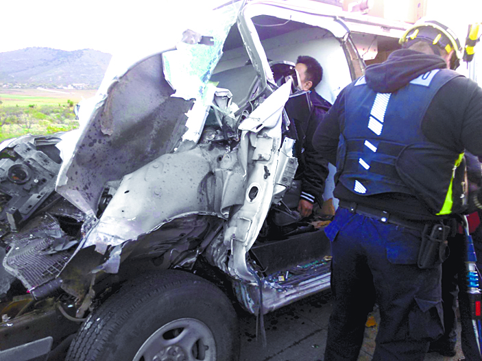 Choca en carretera a México, acaba prensado y muere en hospital