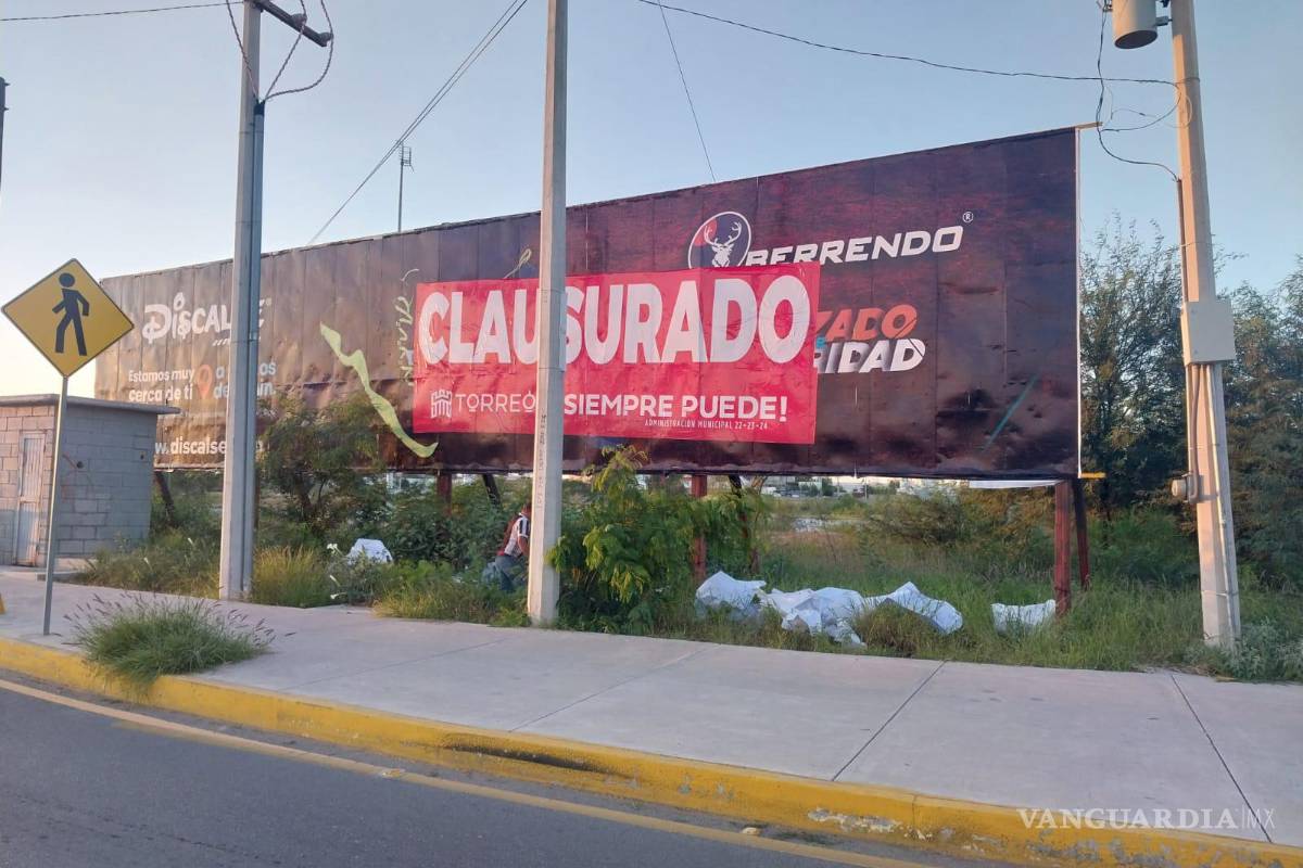 Clausuran cuatro anuncios en Torreón por falta de permisos e invadir espacios públicos