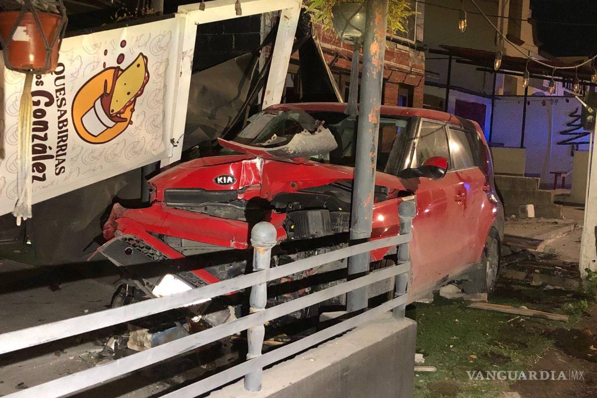 Se quedan sin cena: veloz conductor se estrella contra negocios de comida al norte de Saltillo