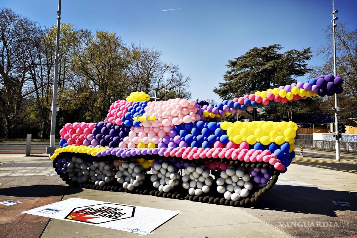 $!Un tanque hecho con globos biodegradables de la campaña ‘Stop Bombing Civilians’ de Handicap International.