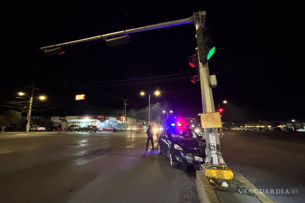 $!El auto involucrado quedó obstruyendo el carril de baja velocidad tras el aparatoso choque.