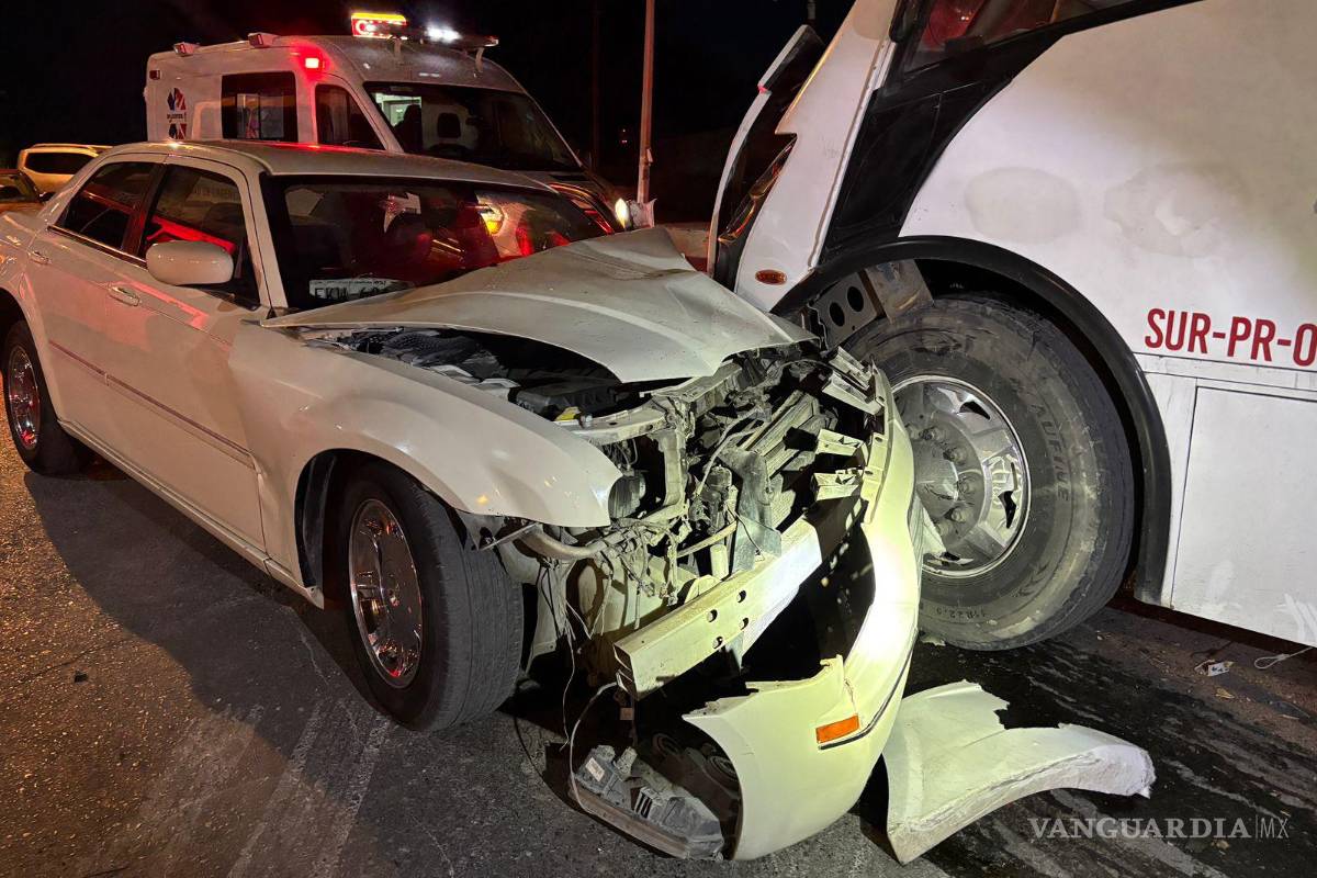 Invade carril transporte de personal y provoca choque en Saltillo