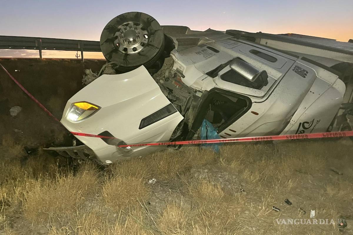 Muere trailero al volcarse sobre la Carretera Federal 57