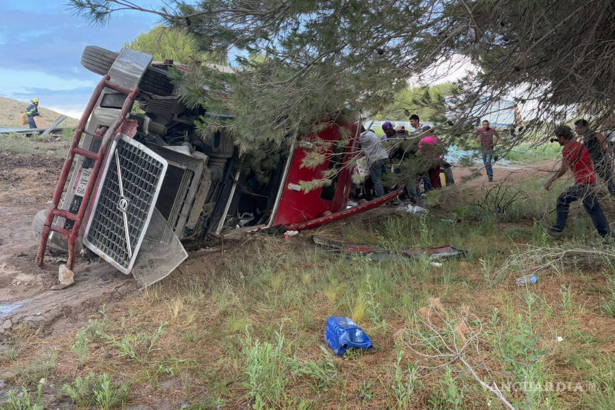 Pavimento mojado provoca accidentes de tráileres, en Arteaga; uno de ellos fue víctima de rapiña