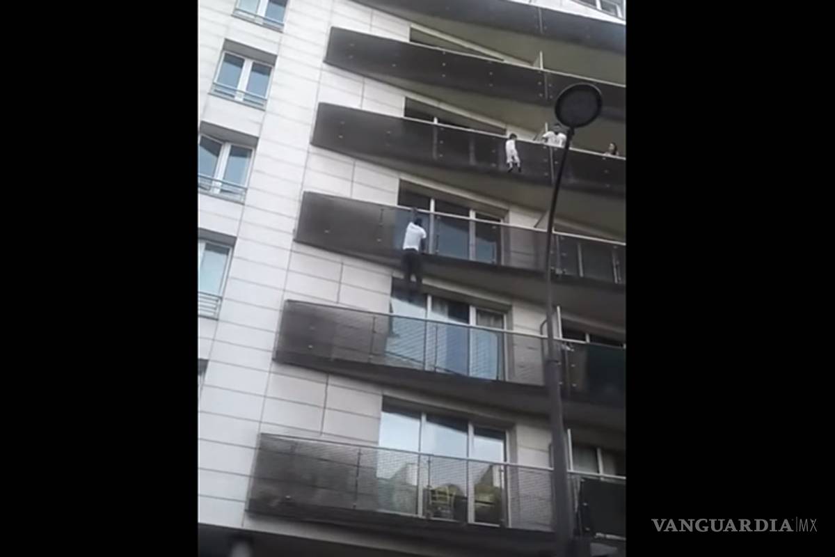 ‘Hombre Araña’ escala edificio para salvar a niño en París
