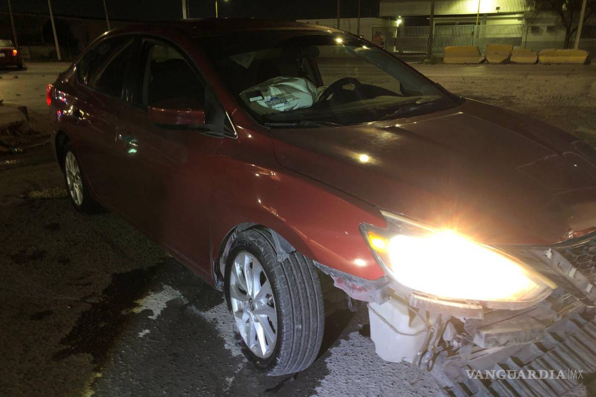 $!Los vehículos fueron remolcados mediante una grúa y trasladados a un corralón.