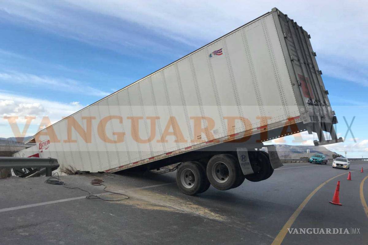 Registran accidente en la carretera a Zacatecas; tráiler cuelga en orilla de un paso a desnivel