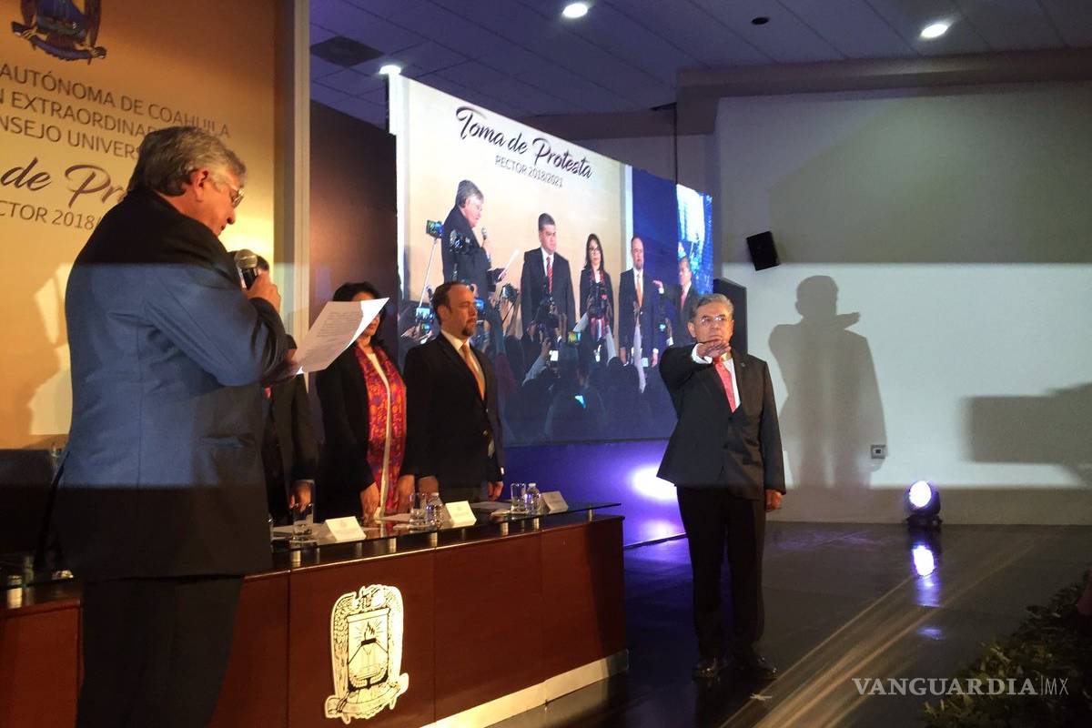 Salvador Hernández Vélez toma protesta como Rector de la UAdeC
