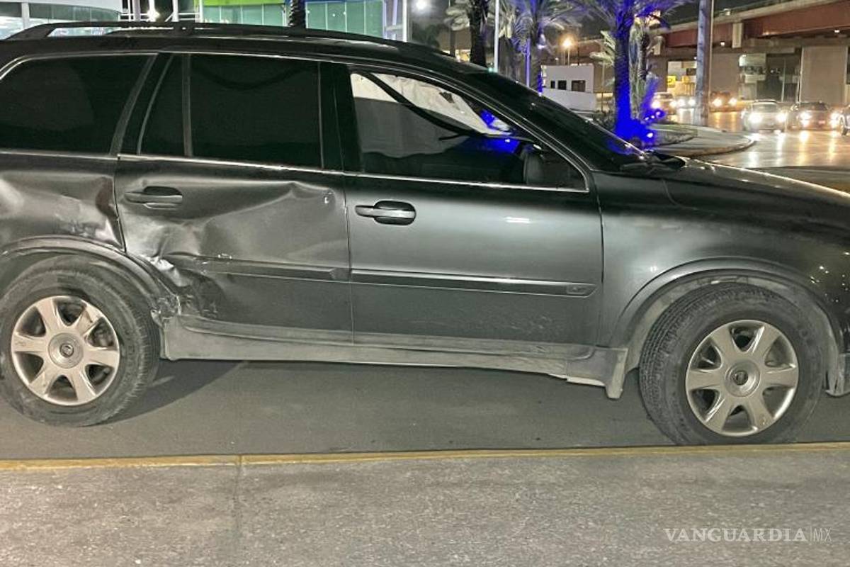 $!El vehículo marca Volvo supuestamente venía a exceso de velocidad al impactarse con la camioneta Toyota.