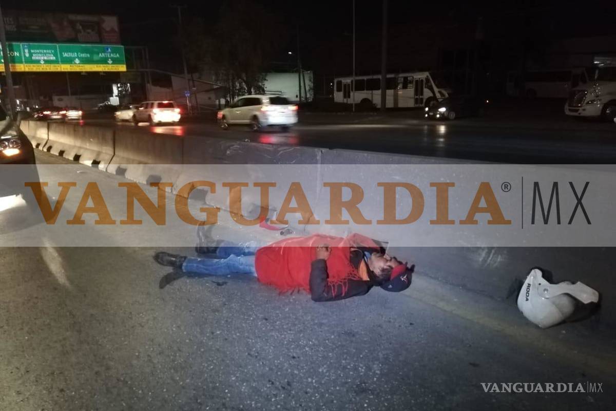 Casi muere tras ser embestido por auto en periférico LEA de Saltillo