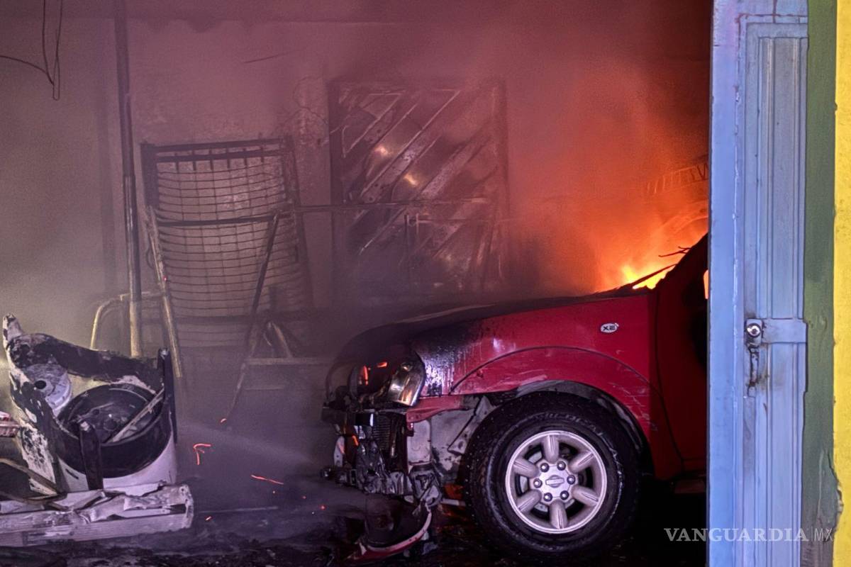 Voraz incendio arrasa con taller de herrería en el centro de Saltillo