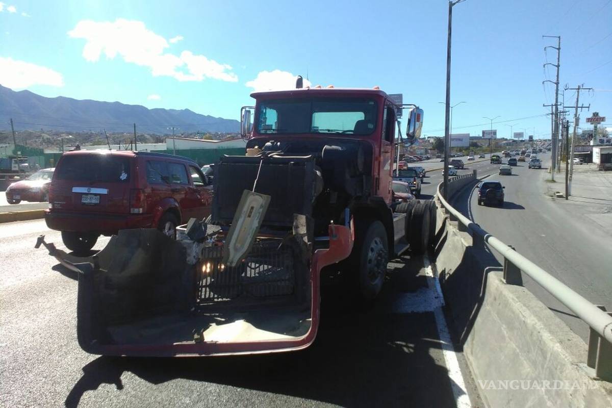 Provoca trailero un caos vial en Saltillo; choca en pleno periférico