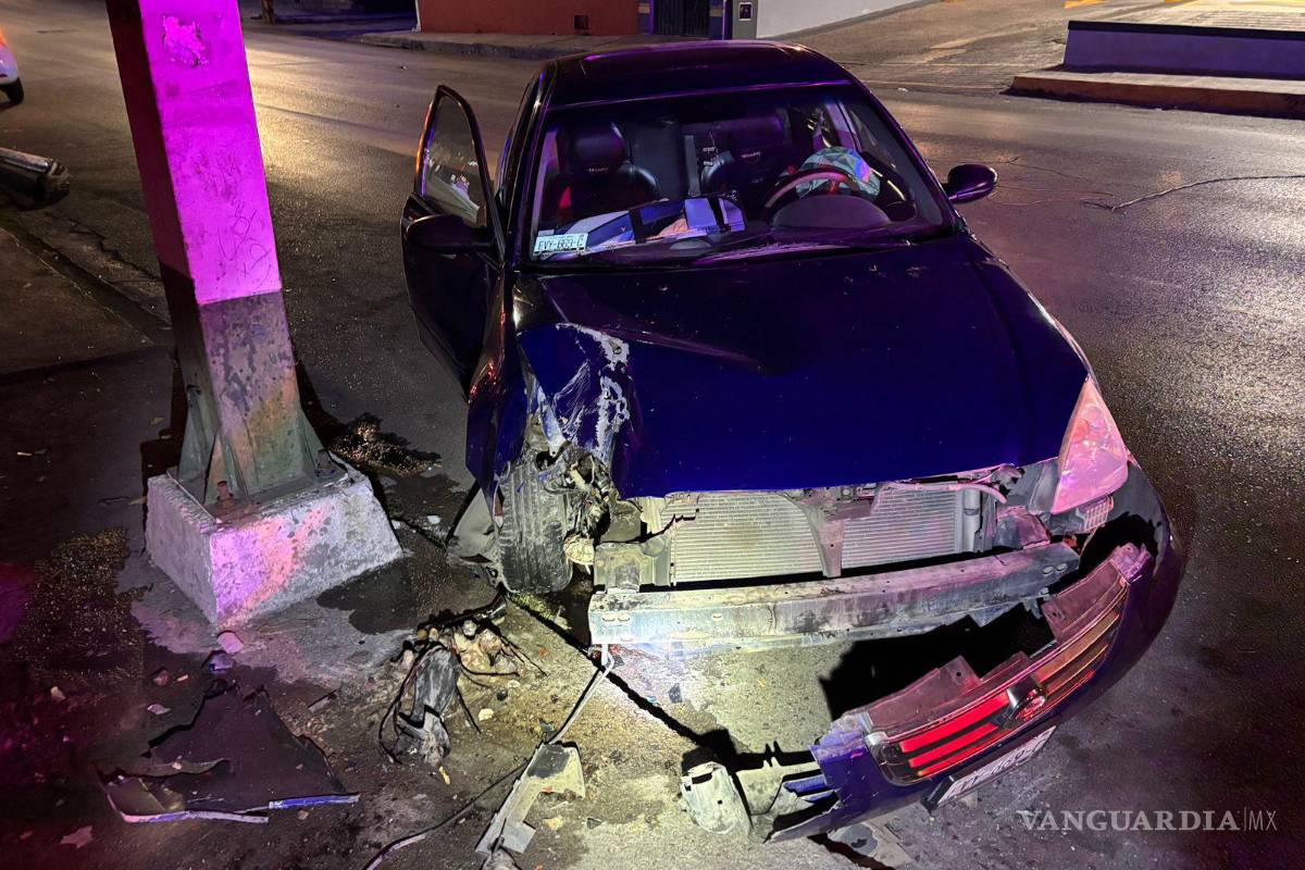 Ignora el rojo, es impactado y derriba luminaria en el centro de Saltillo