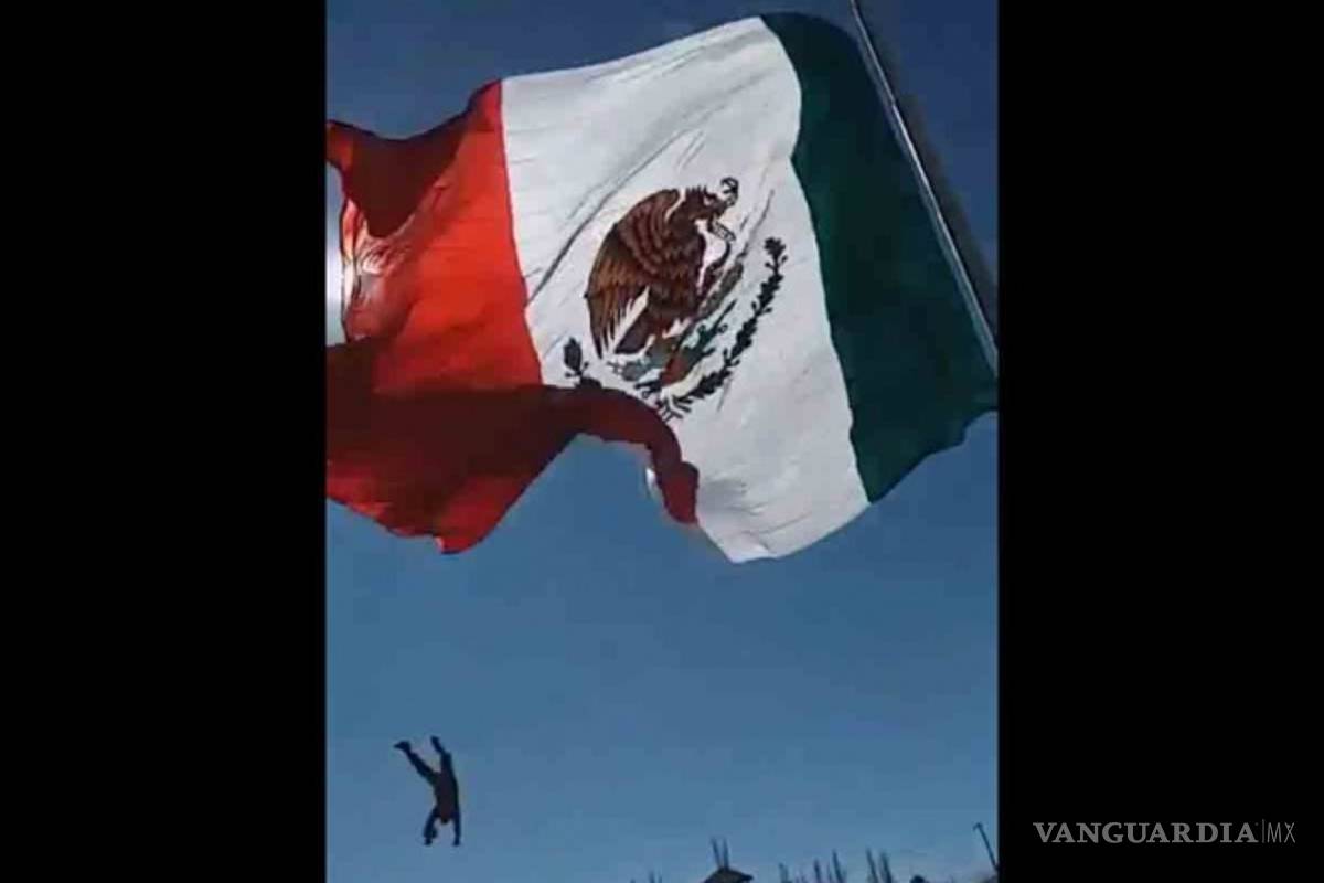 Soldado se enreda en bandera y es levantado por los aires