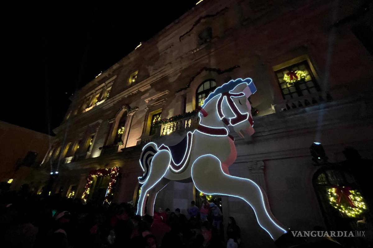 $!La principal plaza de la ciudad está decorada con motivos decembrinos.