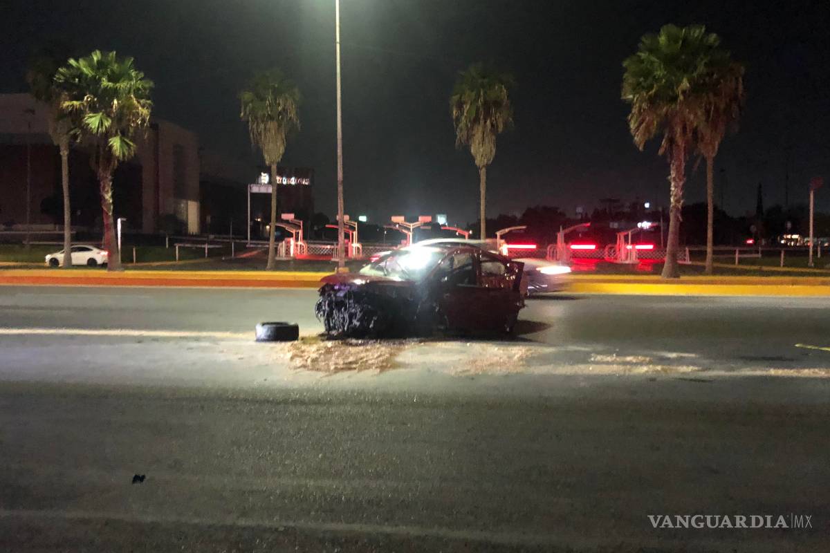 Conductor impacta su vehículo contra muro de contención por exceso de velocidad... su hermano fallece en el accidente en Saltillo