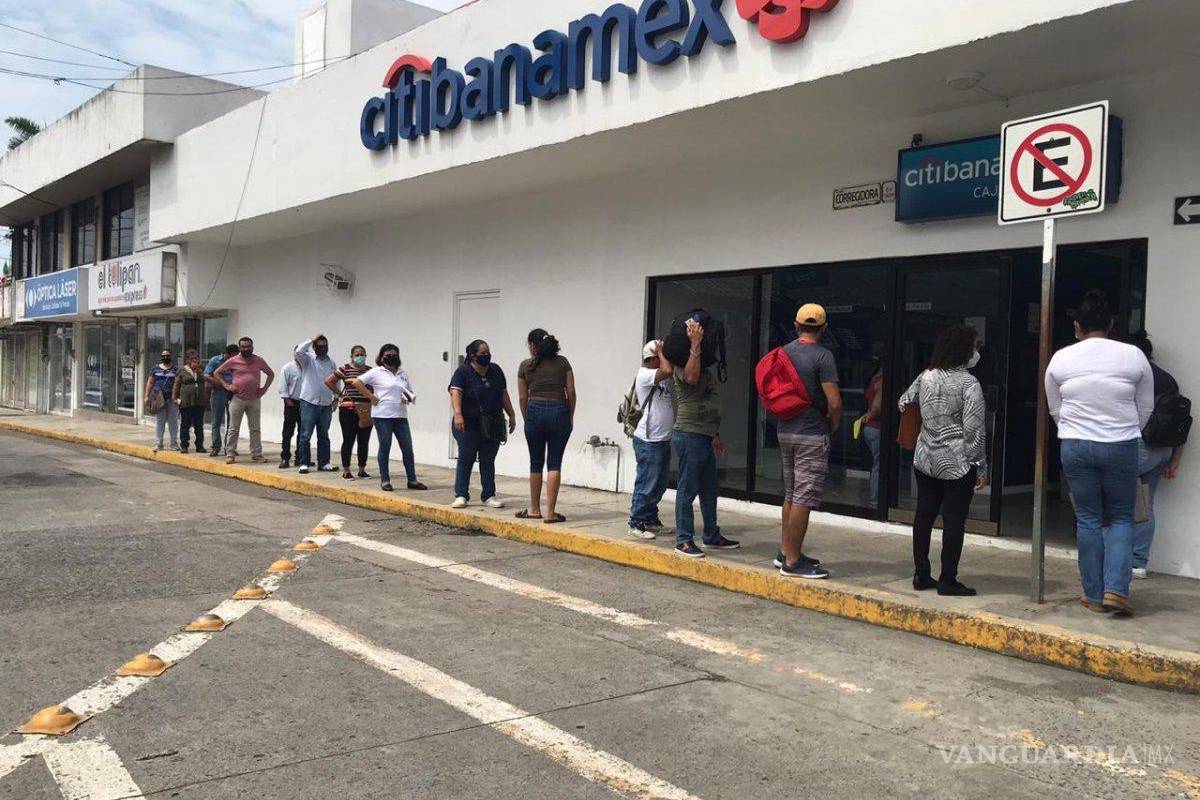 Bancos ‘cazan’ a cuentahabientes de Banamex tras anuncio de venta