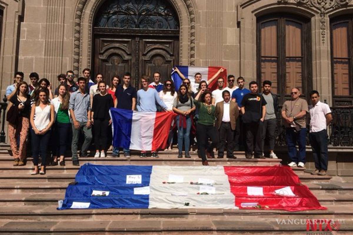 Recuerdan en Monterrey a las víctimas de los atentados en París