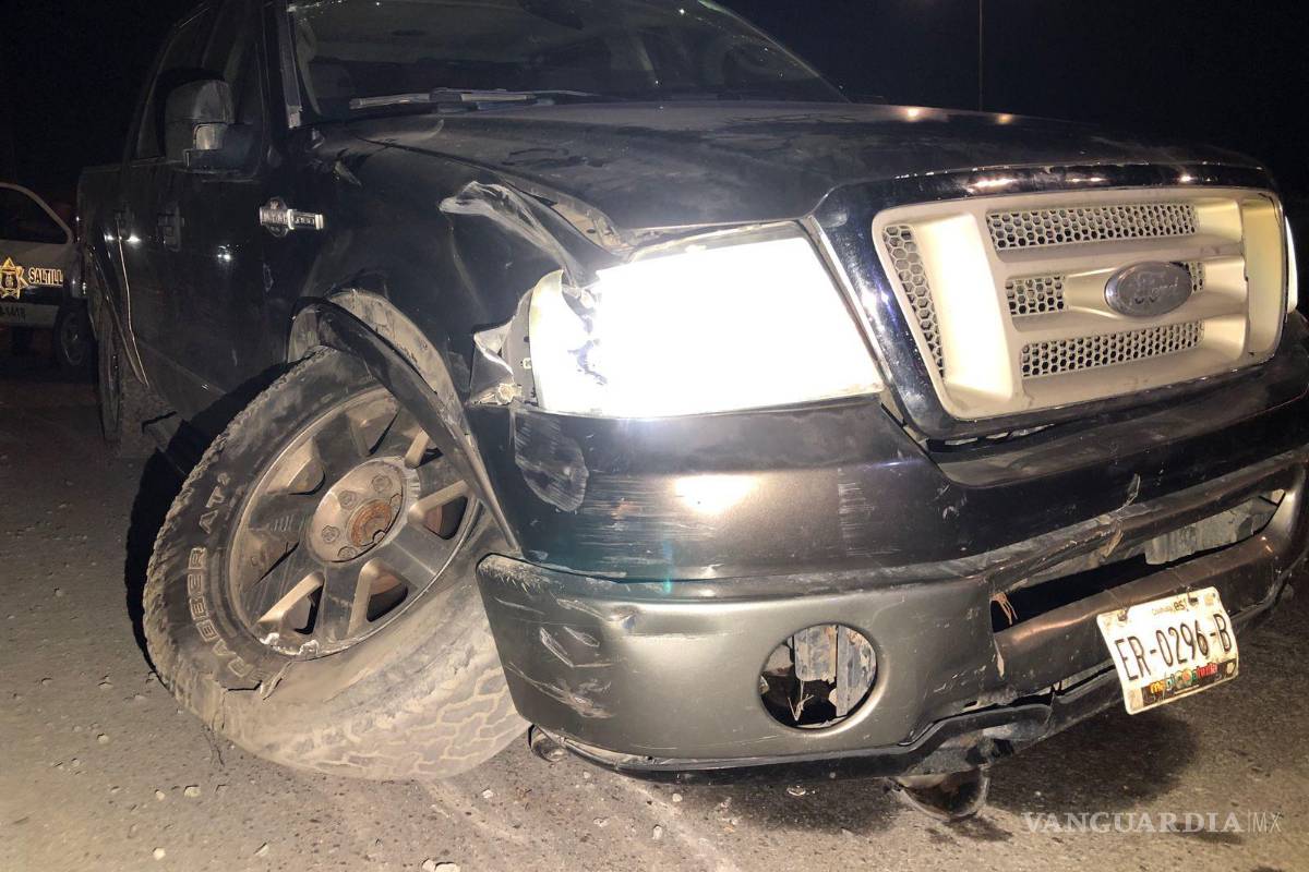 Ebrio conductor sale ileso de milagro tras chocar contra camión de carga, al sur de Saltillo