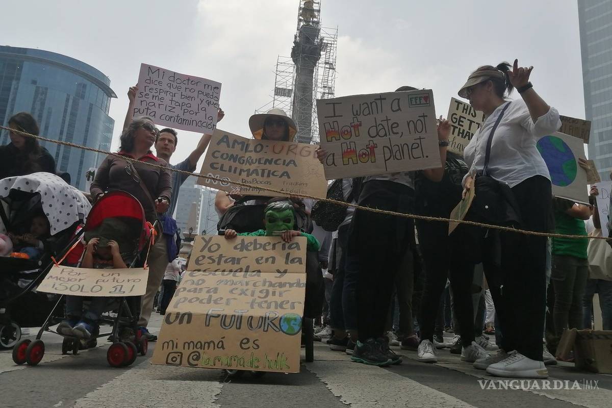 Marcha de jóvenes contra el cambio climático avanza por CDMX; piden a AMLO que declare "emergencia climática"